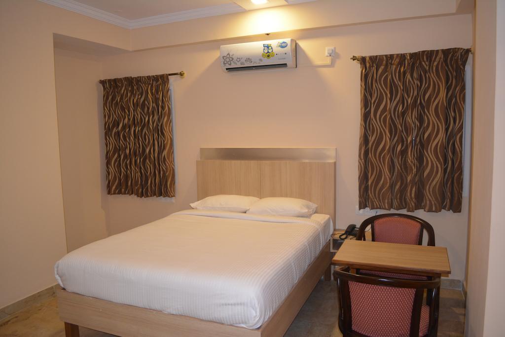 Hotel Royal Opera Μπανγκαλόρ Δωμάτιο φωτογραφία